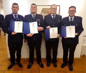 ehem. Ortsbrandmeister Florian Reinhardt (li) und neuer Ortsbrandmeister Sören Laubach (2. v.r.), sowie die neuen Stellvertreter Michael Reinhardt (2. v.l.) sowie André Schwerin